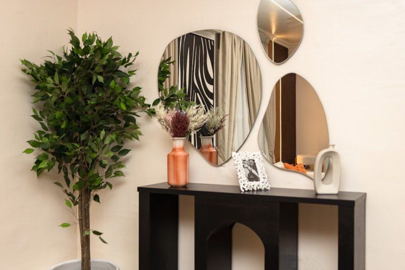 Gerookt glas en spiegels geven je kamer meer diepte